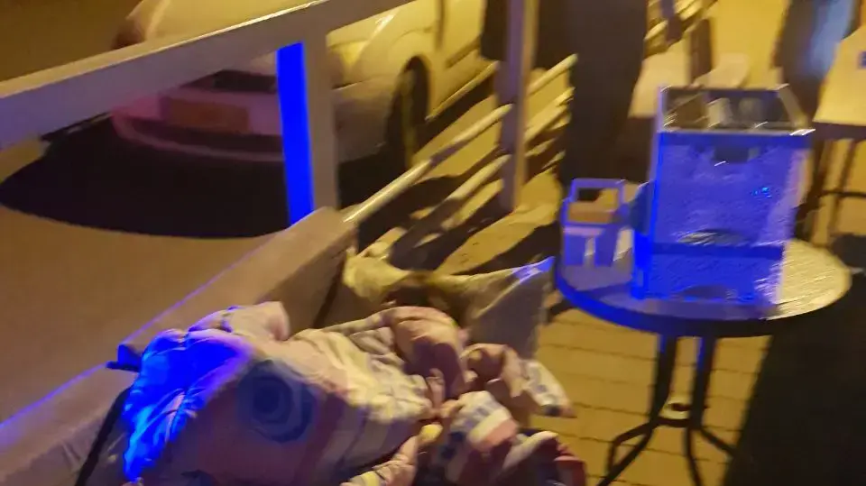 לאחר שנדחתה בקשתם לדיור הציבורי, משפחת אביכזר פונתה אתמול מדירתם לרחוב מאי 2017 לאחר שנדחתה בקשתם לדיור הציבורי, משפחת אביכזר פונתה אתמול מדירתם לרחוב מאי 2017
