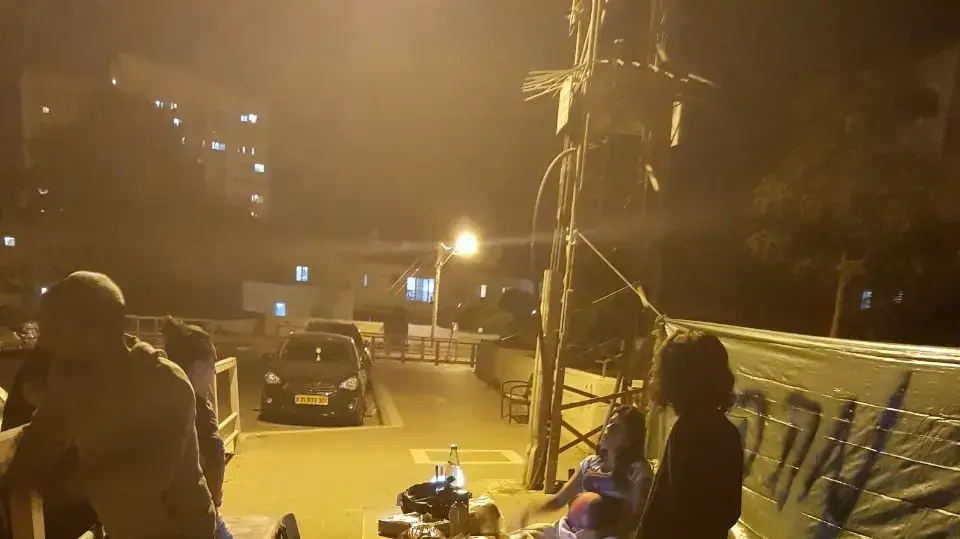 לאחר שנדחתה בקשתם לדיור הציבורי, משפחת אביכזר פונתה אתמול מדירתם לרחוב מאי 2017 לאחר שנדחתה בקשתם לדיור הציבורי, משפחת אביכזר פונתה אתמול מדירתם לרחוב מאי 2017