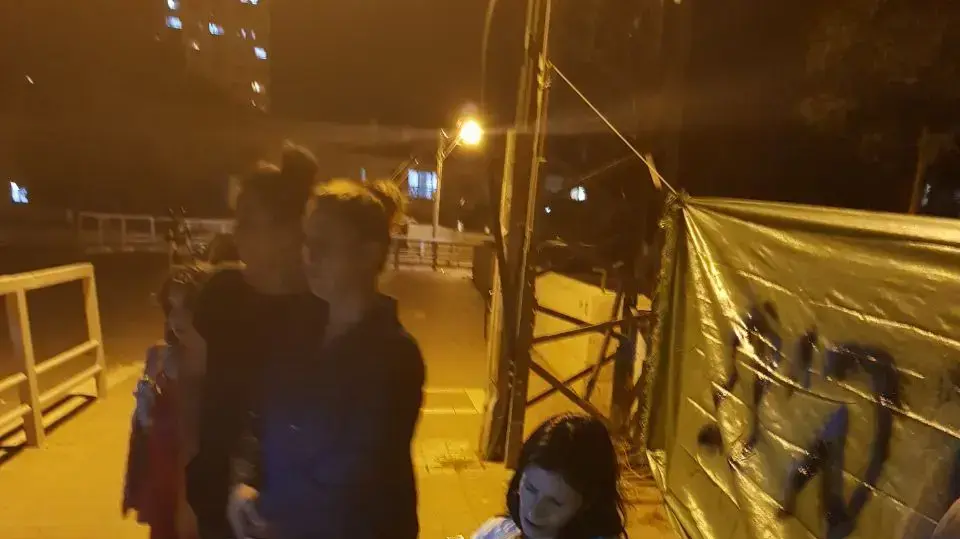 לאחר שנדחתה בקשתם לדיור הציבורי, משפחת אביכזר פונתה אתמול מדירתם לרחוב מאי 2017 לאחר שנדחתה בקשתם לדיור הציבורי, משפחת אביכזר פונתה אתמול מדירתם לרחוב מאי 2017