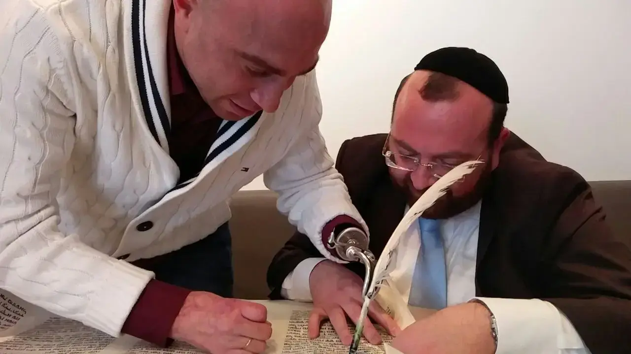 מפורסמים כותבים בספר תורה 