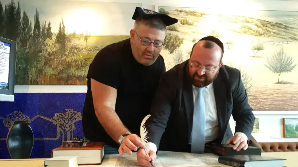 מפורסמים כותבים בספר תורה