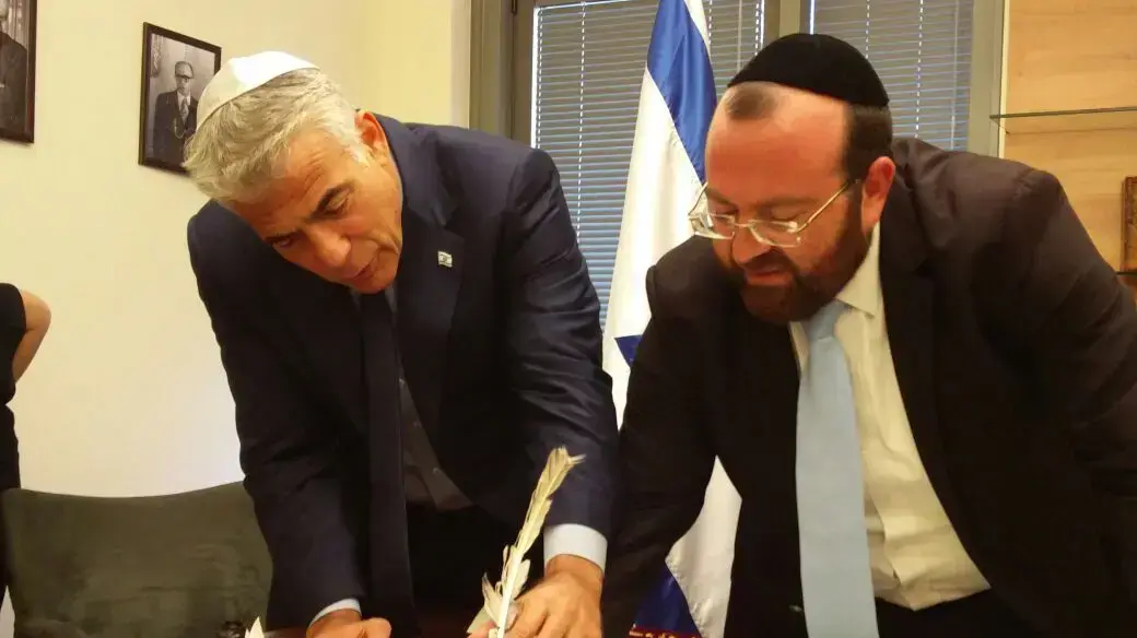 מפורסמים כותבים בספר תורה