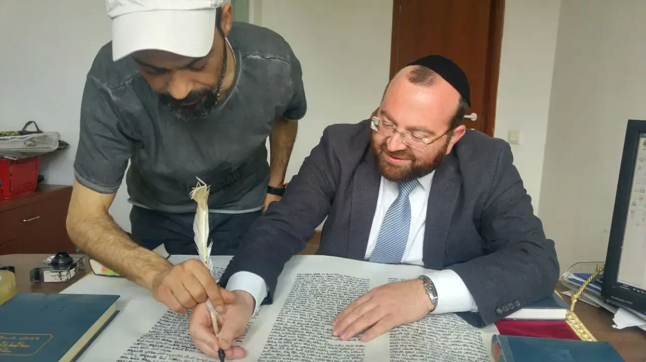 מפורסמים כותבים בספר תורה