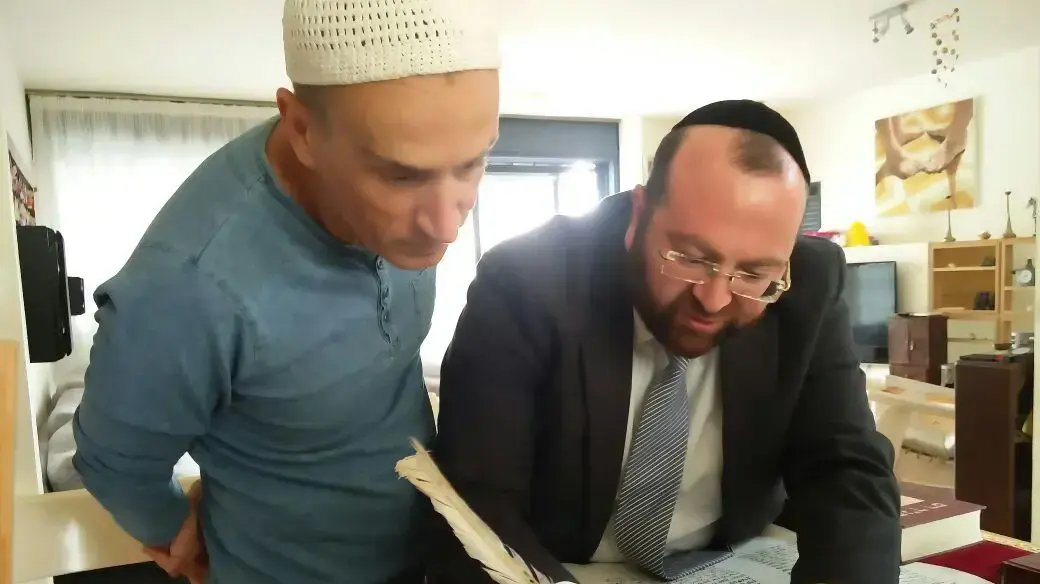 מפורסמים כותבים בספר תורה