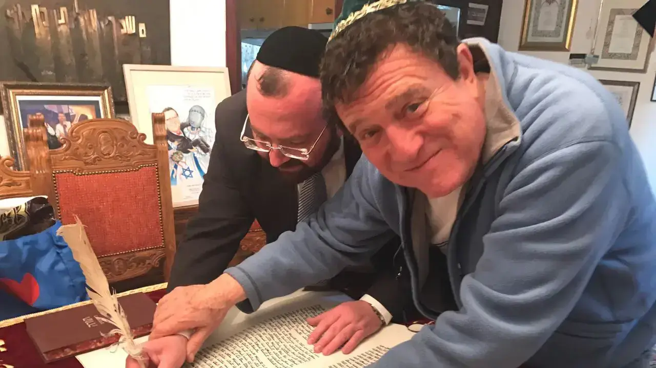 מפורסמים כותבים בספר תורה