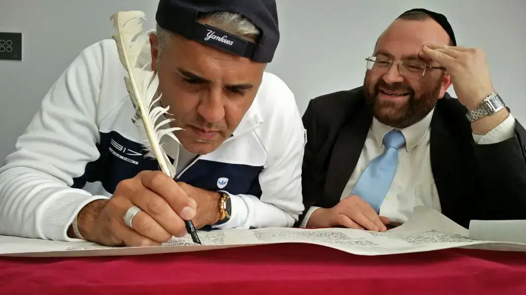 מפורסמים כותבים בספר תורה