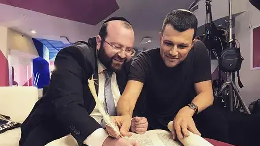 מפורסמים כותבים בספר תורה
