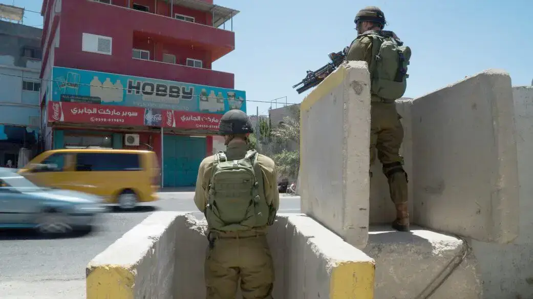 חיילים ניצבים מאחורי מיגון בשטחים חיילים ניצבים מאחורי מיגון בשטחים