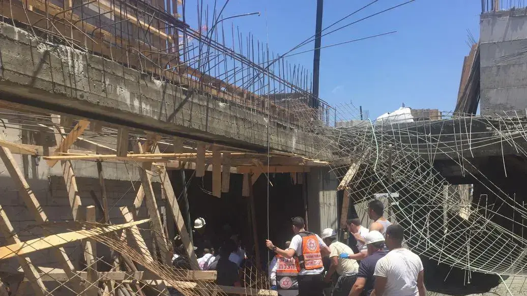 קריסת תקרה באתר בנייה ברחוב דרך הים בגני תקווה 1 ביוני 2017 קריסת תקרה באתר בנייה ברחוב דרך הים בגני תקווה 1 ביוני 2017