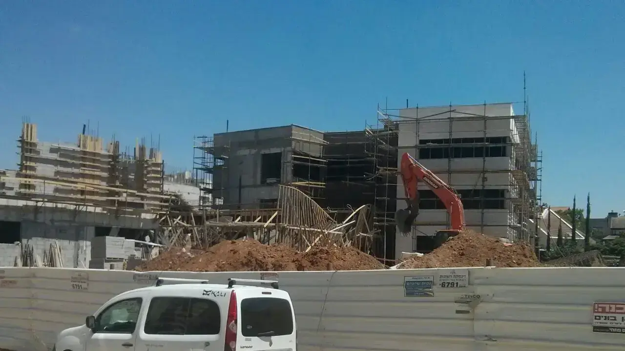 קריסת תקרה באתר בנייה ברחוב דרך הים בגני תקווה 1 ביוני 2017 קריסת תקרה באתר בנייה ברחוב דרך הים בגני תקווה 1 ביוני 2017