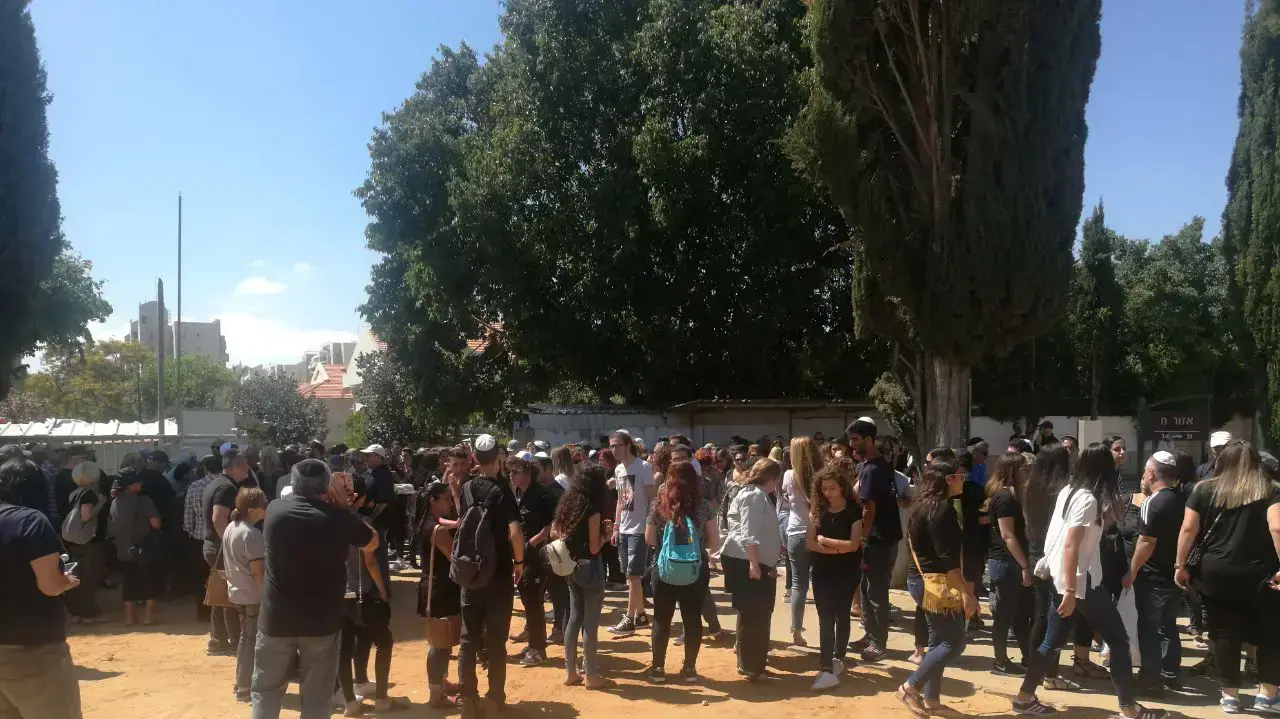 הלווייתה של ליאל הצעירה שנהרגה בהתהפכות רכב בראשון לציון, 1 במאי 2017 הלווייתה של ליאל הצעירה שנהרגה בהתהפכות רכב בראשון לציון, 1 במאי 2017