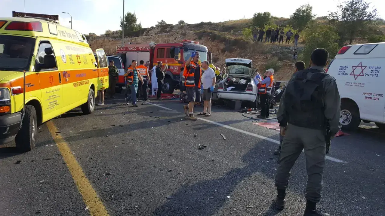 גבר כבן 40 נהרג בתאונה בין רכב לאוטובוס בכביש 60 סמוך לאפרת, 2 ביוני 2017 גבר כבן 40 נהרג בתאונה בין רכב לאוטובוס בכביש 60 סמוך לאפרת, 2 ביוני 2017
