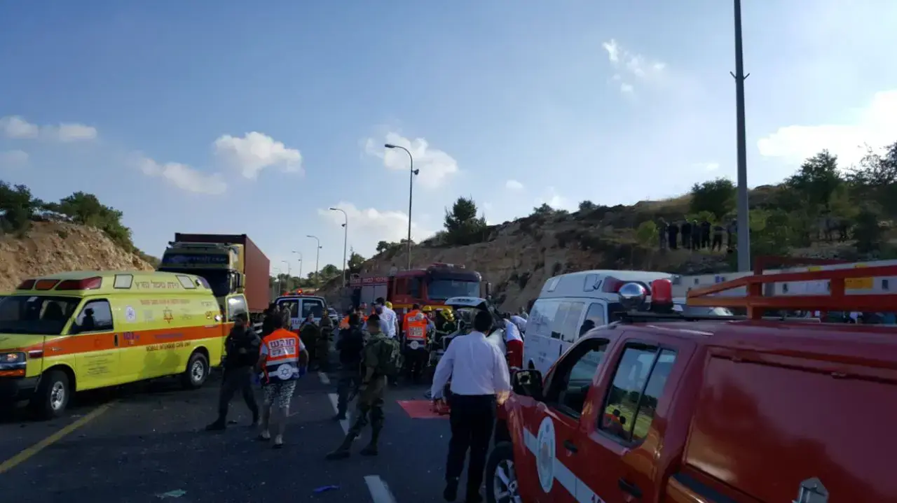 גבר כבן 40 נהרג בתאונה בין רכב לאוטובוס בכביש 60 סמוך לאפרת, 2 ביוני 2017 גבר כבן 40 נהרג בתאונה בין רכב לאוטובוס בכביש 60 סמוך לאפרת, 2 ביוני 2017