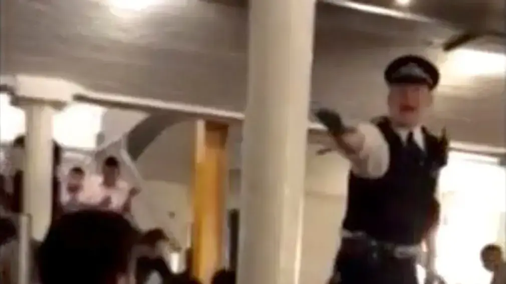 המשטרה בבר בלונדון, מבקשת מהמבלים להיזהר 4 ביוני 2017 המשטרה בבר בלונדון, מבקשת מהמבלים להיזהר 4 ביוני 2017