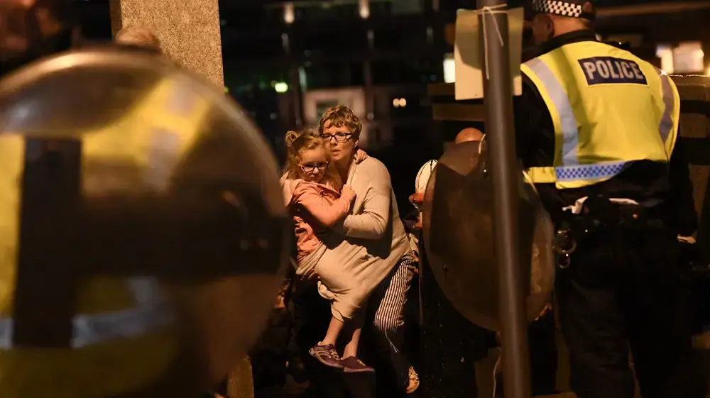 אזרחים ושוטרים בזירת הפיגוע בגשר לונדון לונדון הלילה 4 ביוני 2017 אזרחים ושוטרים בזירת הפיגוע בגשר לונדון לונדון הלילה 4 ביוני 2017