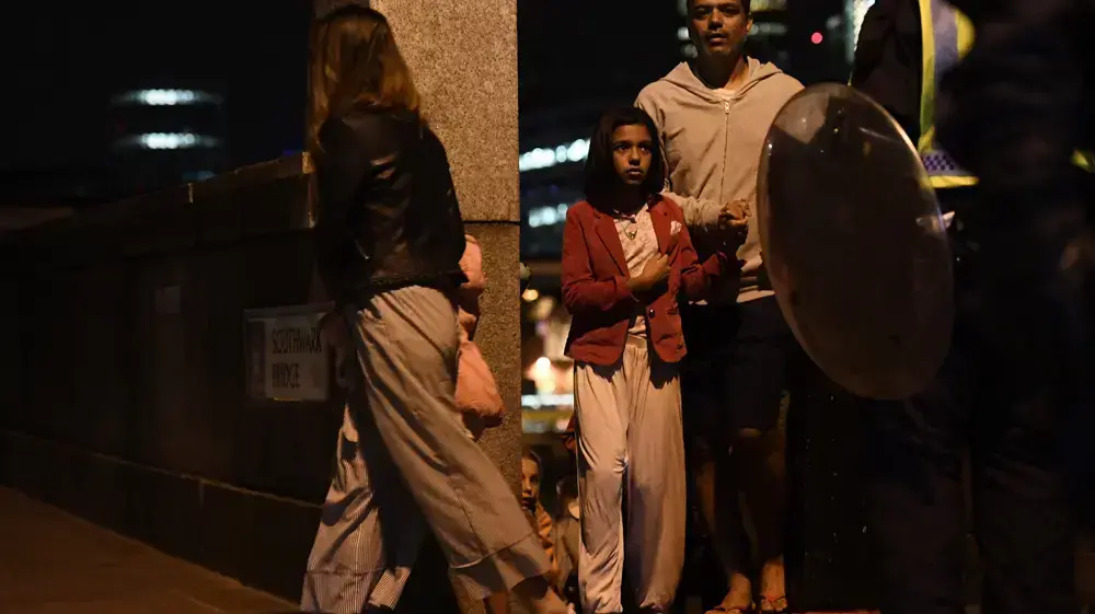 אזרחים ושוטרים בזירת הפיגוע בגשר לונדון לונדון הלילה 4 ביוני 2017 אזרחים ושוטרים בזירת הפיגוע בגשר לונדון לונדון הלילה 4 ביוני 2017