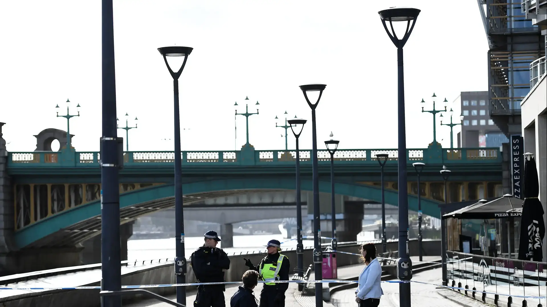 שוטרים זירת הפיגוע בגשר לונדון הבוקר 4 ביוני 2017 שוטרים זירת הפיגוע בגשר לונדון הבוקר 4 ביוני 2017