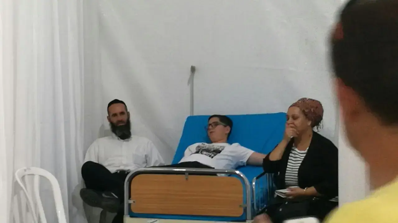 הורים וילדים במאהל המחאה של הורי הדסה והרופאים העוזבים בגן סאקר, ירושלים 3 ביוני 2017