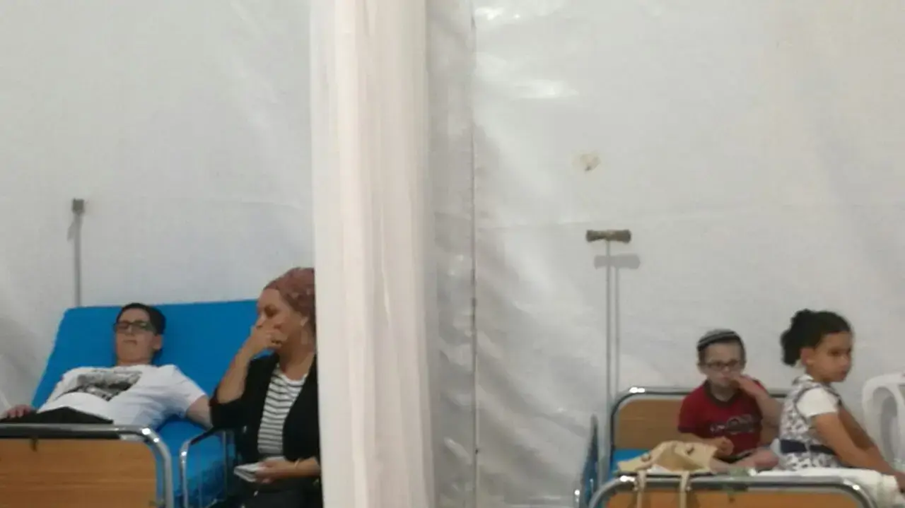 הורים וילדים במאהל המחאה של הורי הדסה והרופאים העוזבים בגן סאקר, ירושלים 3 ביוני 2017 הורים וילדים במאהל המחאה של הורי הדסה והרופאים העוזבים בגן סאקר, ירושלים 3 ביוני 2017