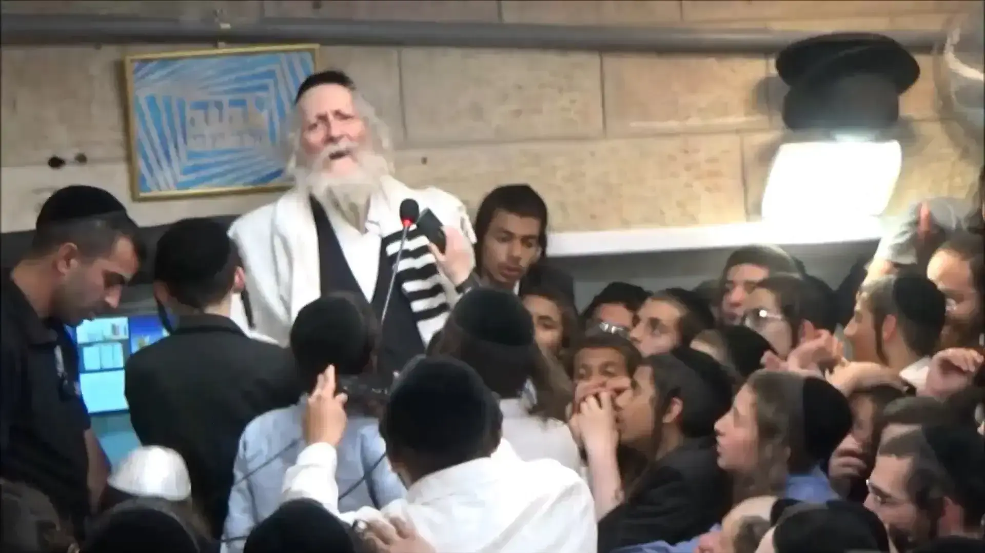 הרב אליעזר ברלנד, שהורשע בעבירות מין בנשות קהילתו, התקבל בשירה ובריקודים על ידי מאות מחסידיו בירושלים