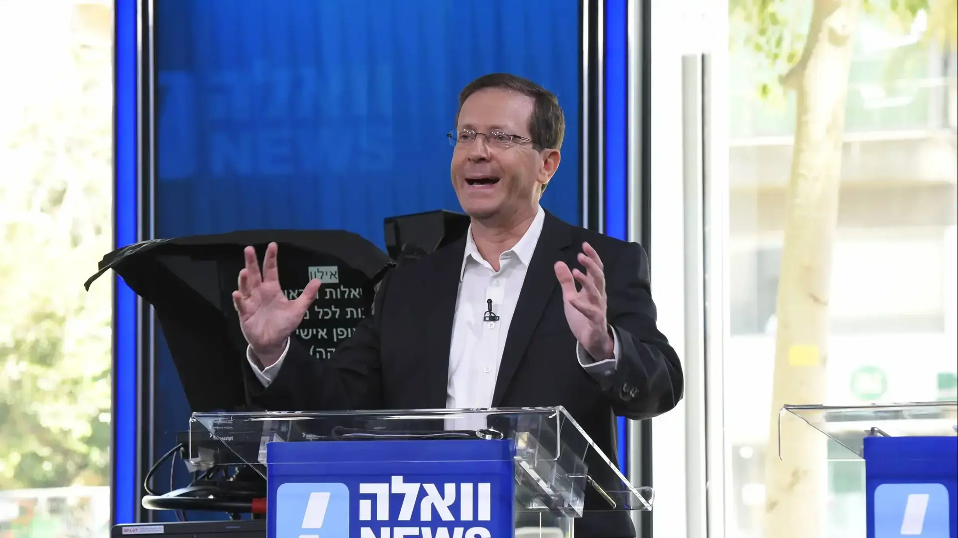 הרצוג בעימות מול המועמדים לפריימריז במפלגת העבודה באולפן וואלה! NEWS 4 ביוני 2017 הרצוג בעימות מול המועמדים לפריימריז במפלגת העבודה באולפן וואלה! NEWS 4 ביוני 2017
