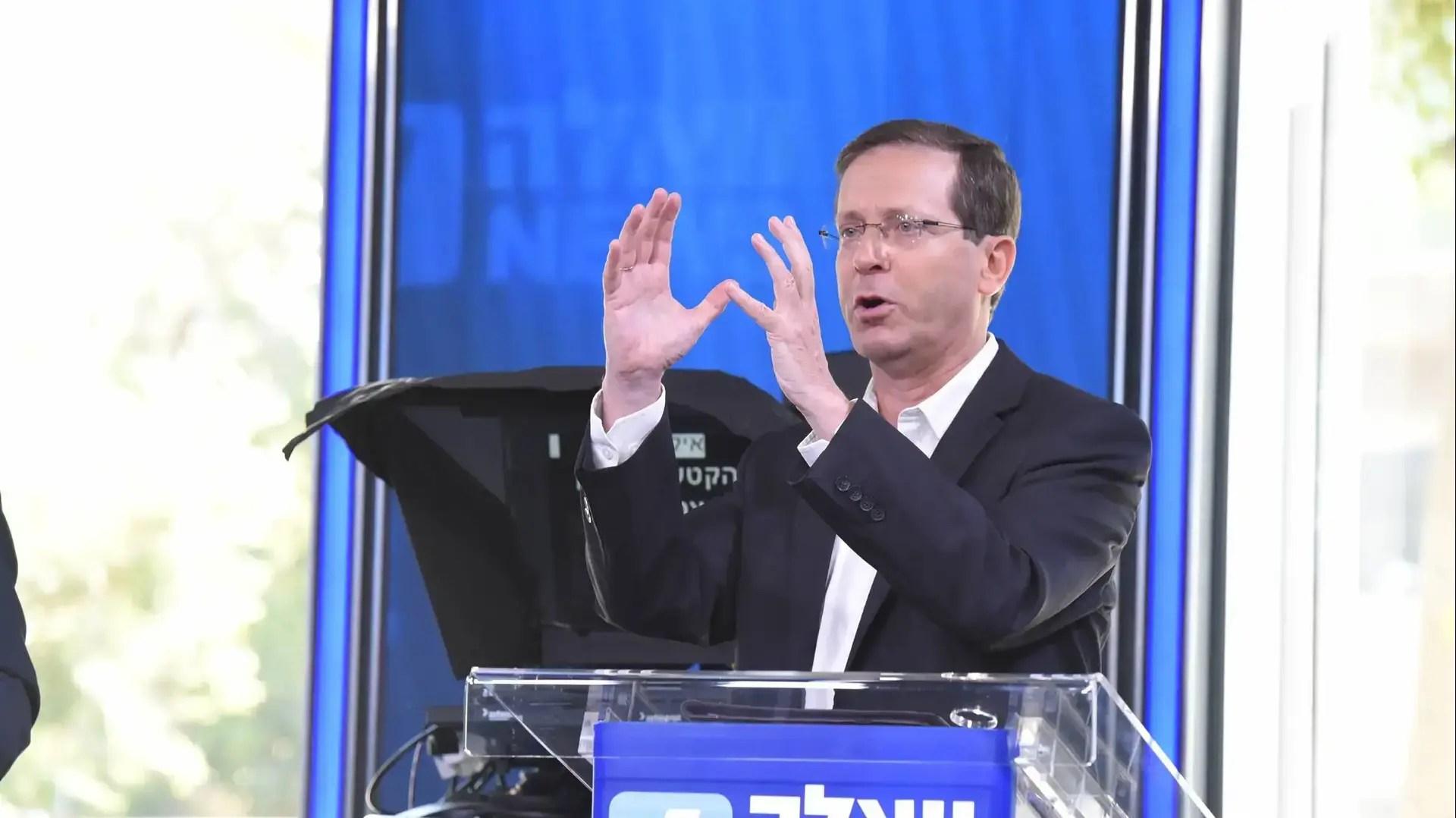 המועמדים לפריימריז במפלגת העבודה בעימות באולפן וואלה! NEWS 4 ביוני 2017 המועמדים לפריימריז במפלגת העבודה בעימות באולפן וואלה! NEWS 4 ביוני 2017