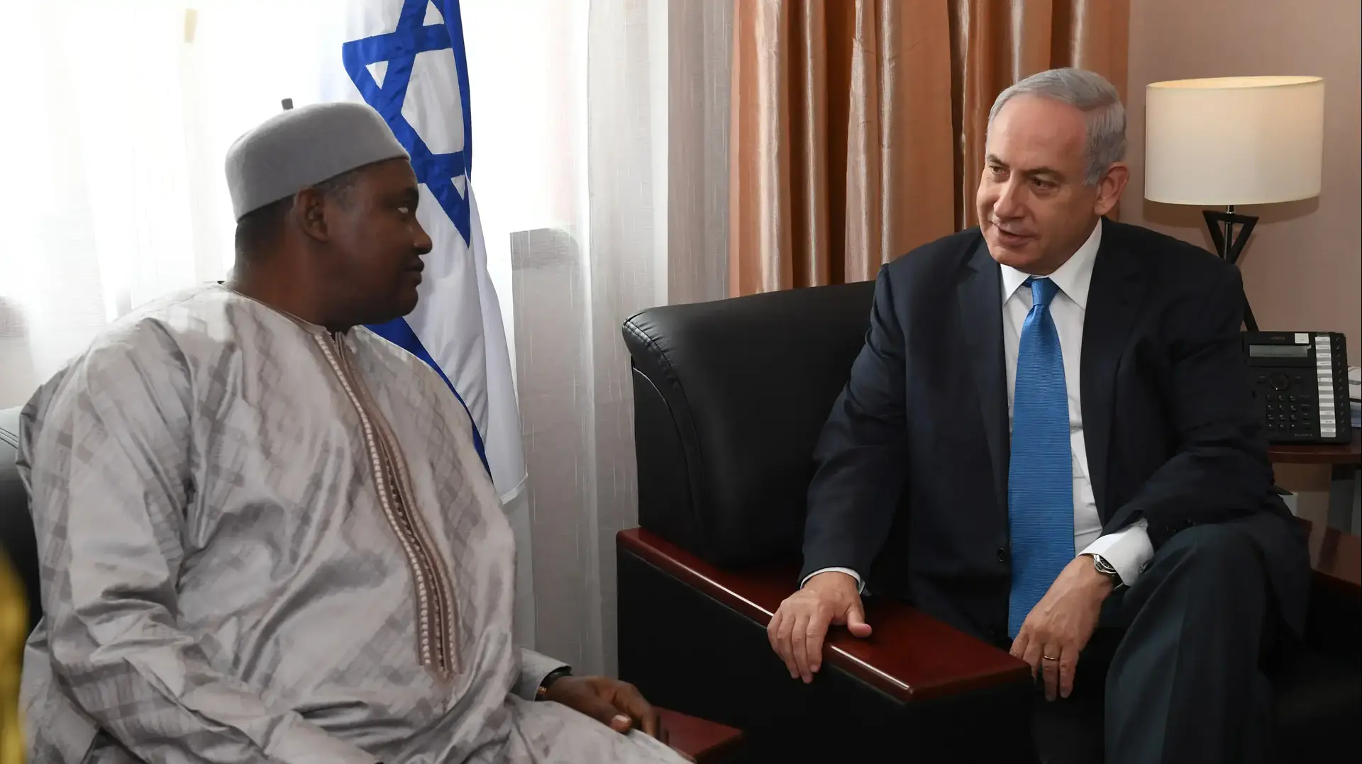 פגישת ראש הממשלה בנימין נתניהו עם נשיא גמביה אדמה בארו במהלך ביקורו בליבריה 4 ביוני 2017 פגישת ראש הממשלה בנימין נתניהו עם נשיא גמביה אדמה בארו במהלך ביקורו בליבריה 4 ביוני 2017
