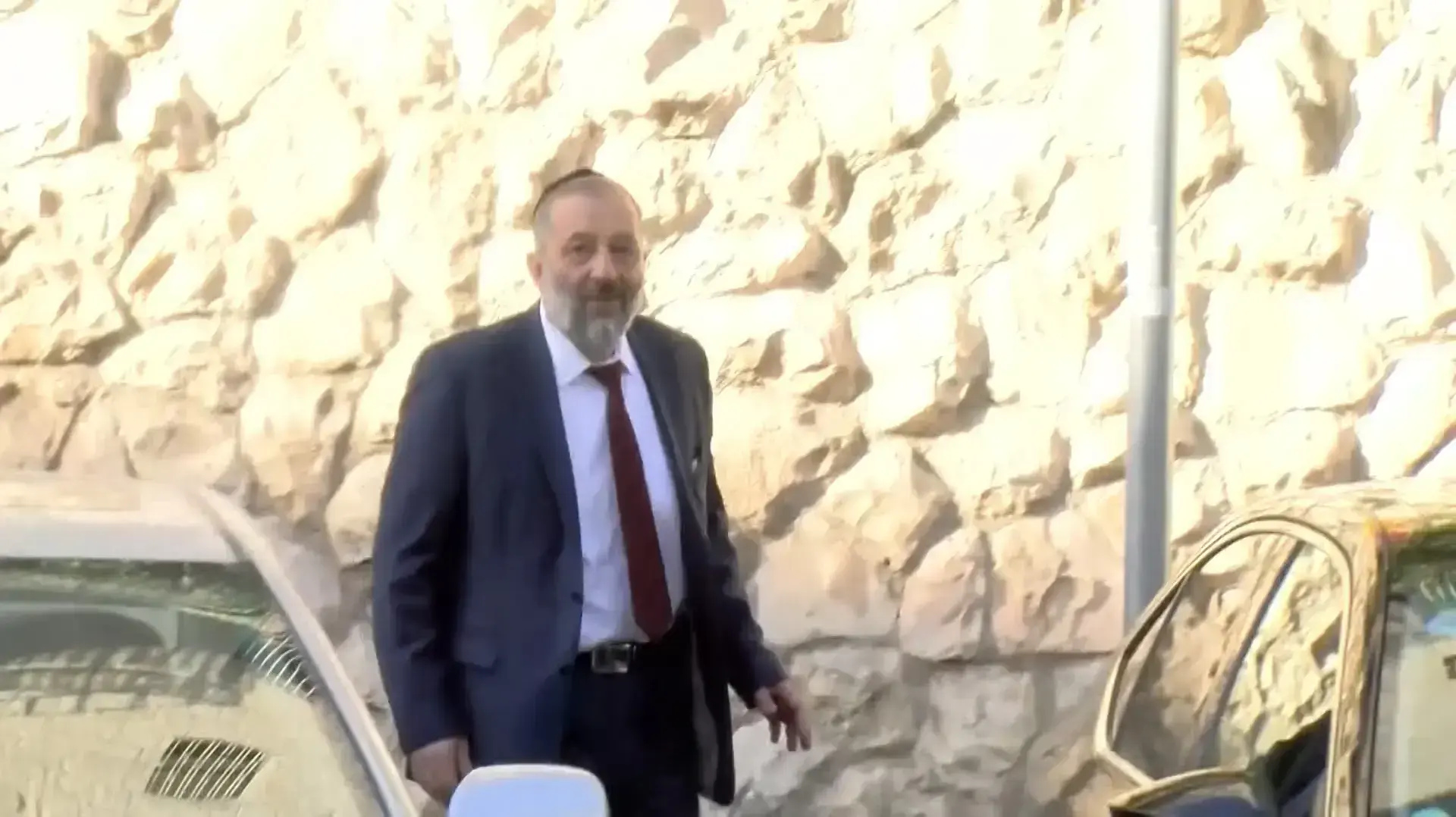אריה דרעי ואשתו יפה בדרך לחקירתם בלהב 433 5 ביוני 2017 אריה דרעי ואשתו יפה בדרך לחקירתם בלהב 433 5 ביוני 2017