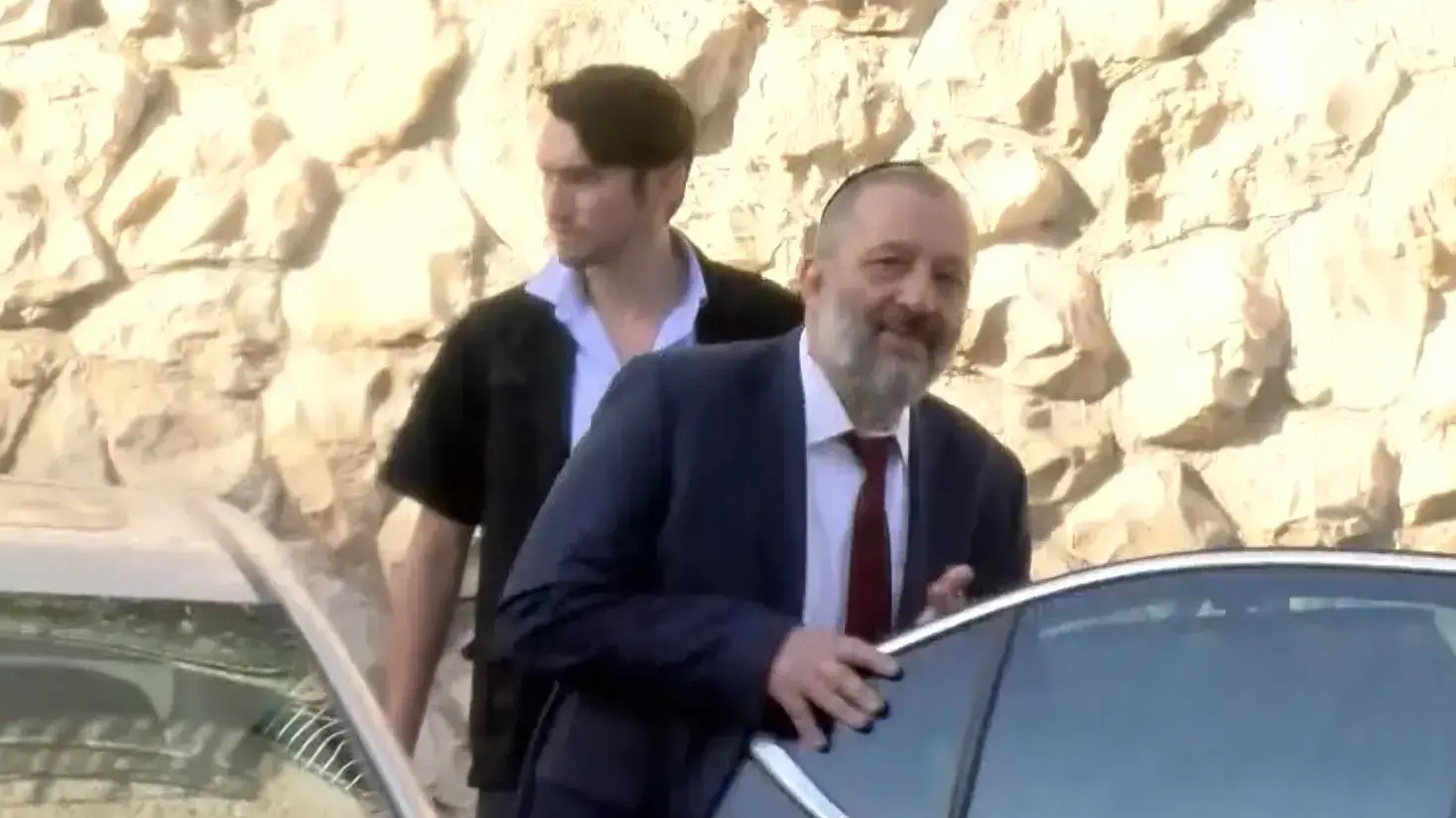 אריה דרעי ואשתו יפה בדרך לחקירתם בלהב 433 5 ביוני 2017