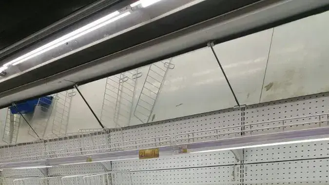 סופרמרקט ריק בדוחא, קטאר, 5 ביוני 2017 סופרמרקט ריק בדוחא, קטאר, 5 ביוני 2017