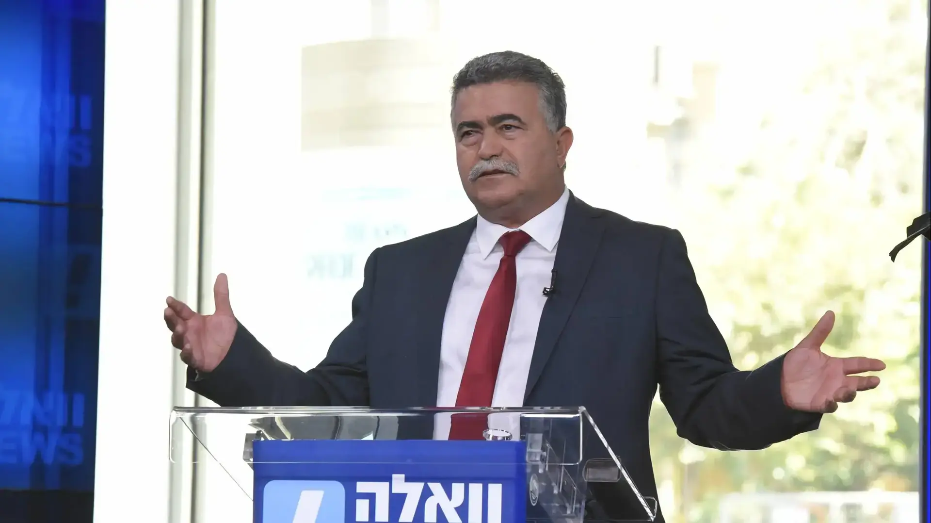 עמיר פרץ בעימות מול המועמדים לפריימריז במפלגת העבודה באולפן וואלה! NEWS 4 ביוני 2017 עמיר פרץ בעימות מול המועמדים לפריימריז במפלגת העבודה באולפן וואלה! NEWS 4 ביוני 2017