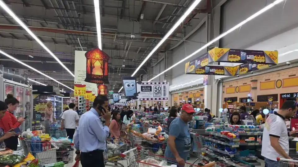 אזרחים בסופרמרקט בדוחא, קטאר, 5 ביוני 2017 אזרחים בסופרמרקט בדוחא, קטאר, 5 ביוני 2017