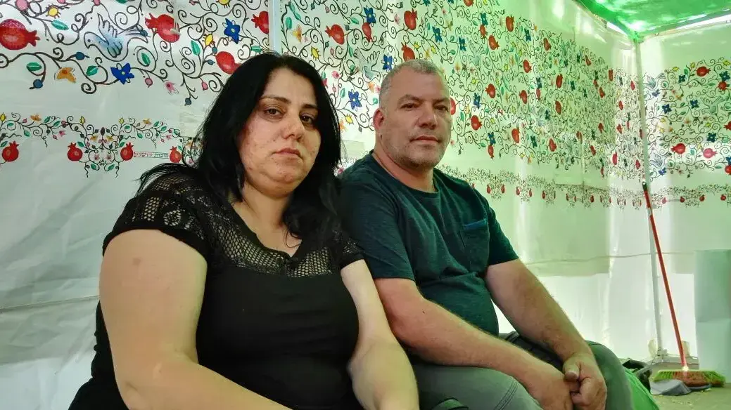 משפחה מירוחם נזרקה מהבית ומתגוררת באוהל בעיר יוני 2017 משפחה מירוחם נזרקה מהבית ומתגוררת באוהל בעיר יוני 2017