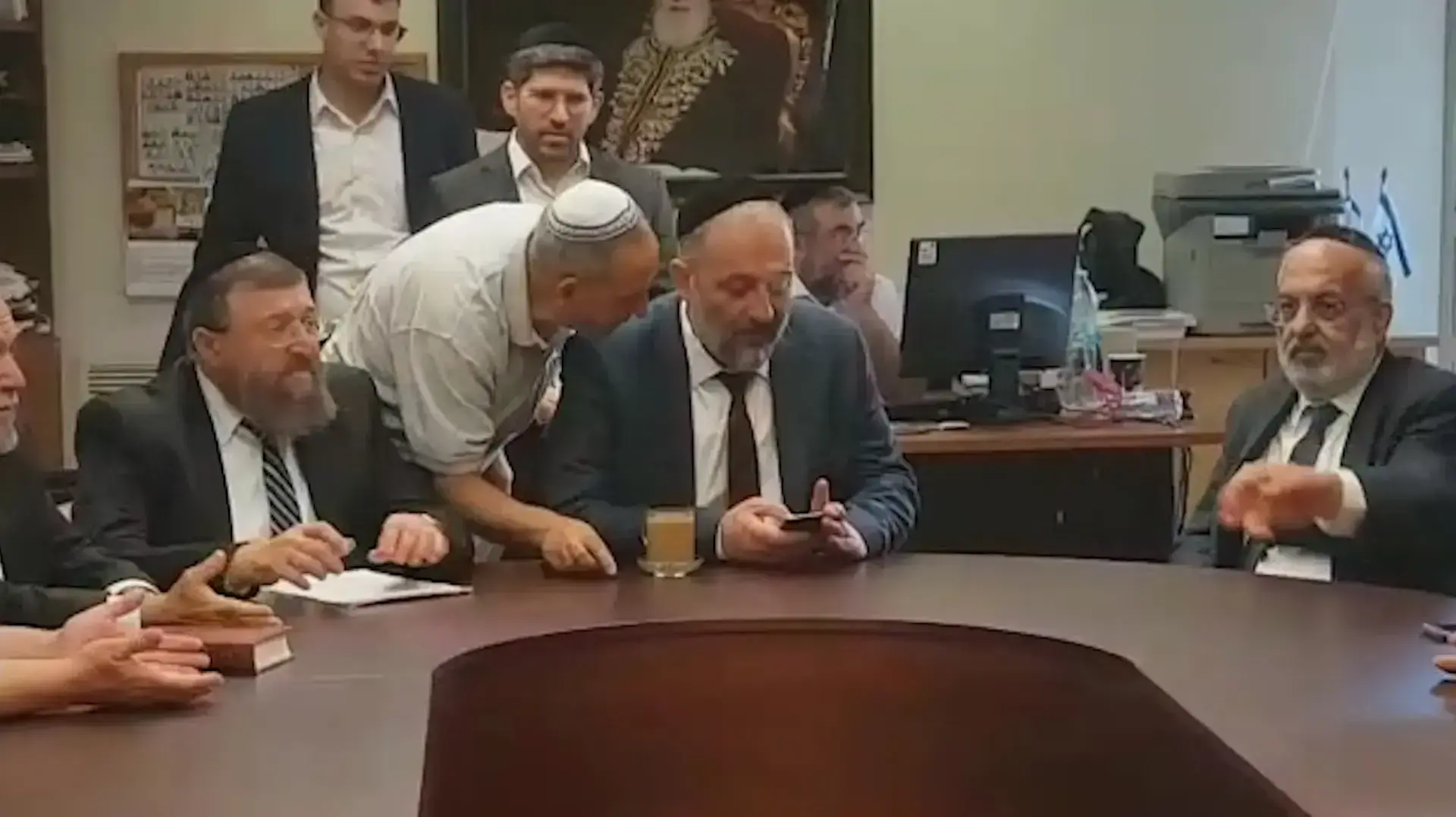 שר הפנים, אריה דרעי הגיע הישר ממשרדי להב 433 לישיבת סיעת ש?ס בכנסת