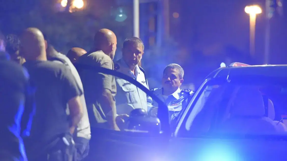 המפכ"ל רוני אלשיך ומפקד מחוז מרכז מוטי כהן בעימותים אלימים בין שוטרים לתושבים בכפר קאסם, 6 ביוני 2017 המפכ"ל רוני אלשיך ומפקד מחוז מרכז מוטי כהן בעימותים אלימים בין שוטרים לתושבים בכפר קאסם, 6 ביוני 2017