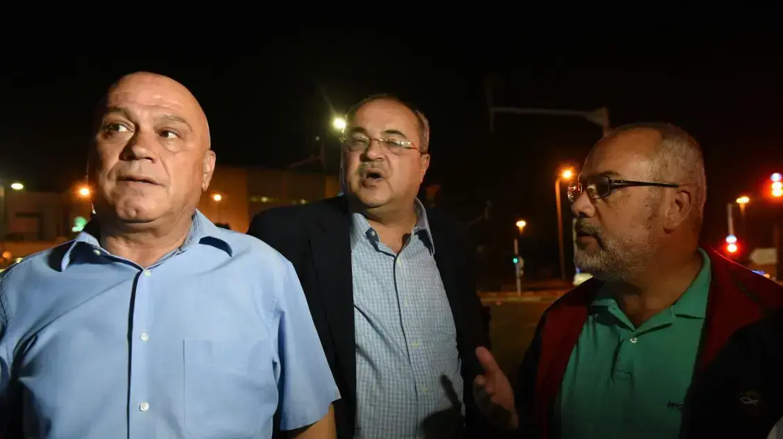 ח"כ אחמד טיבי ועיסאווי פריג' בעימותים אלימים בין שוטרים לתושבים בכפר קאסם, 6 ביוני 2017 ח"כ אחמד טיבי ועיסאווי פריג' בעימותים אלימים בין שוטרים לתושבים בכפר קאסם, 6 ביוני 2017