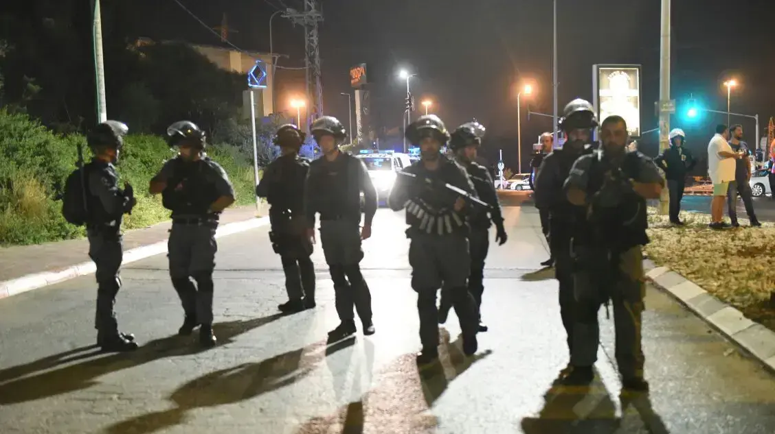 שוטרים בכפר קאסם במהלך עימותים אלימים בין המשטרה לתושבים בעיר, 6 ביוני 2017 שוטרים בכפר קאסם במהלך עימותים אלימים בין המשטרה לתושבים בעיר, 6 ביוני 2017