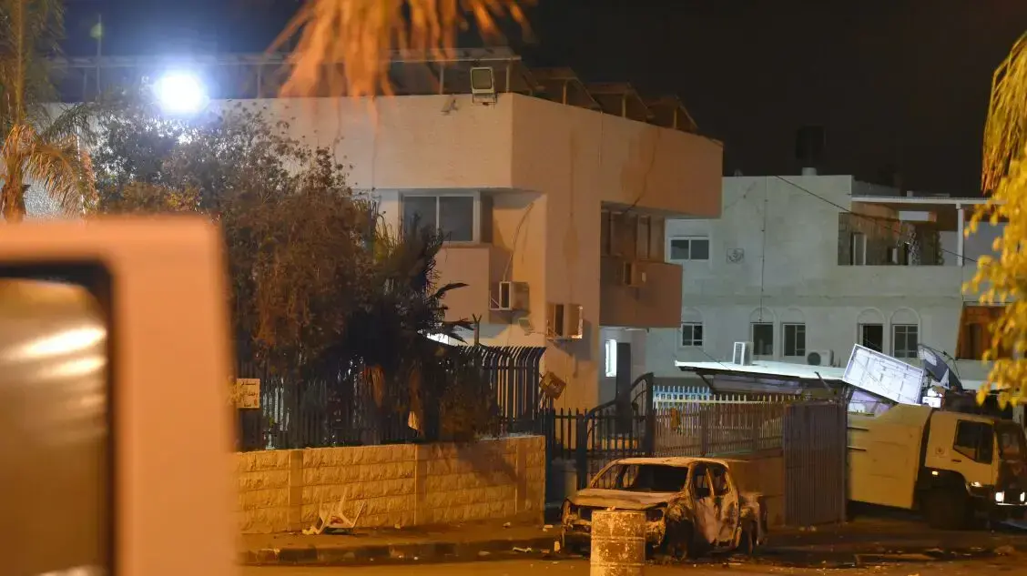 ניידת שרופה ליד תחנת המשטרה בעימותים אלימים בין המשטרה לתושבים בעיר, 6 ביוני 2017 ניידת שרופה ליד תחנת המשטרה בעימותים אלימים בין המשטרה לתושבים בעיר, 6 ביוני 2017