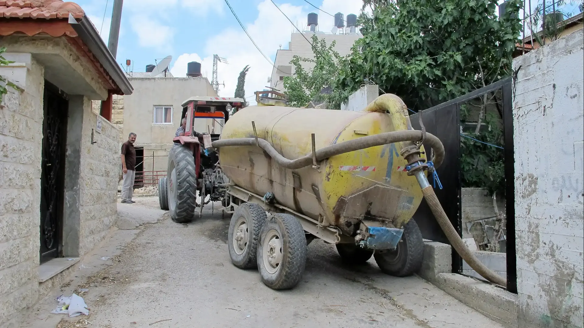 משאית ביוב פלסטינית בכפר דיר איסתיא משאית ביוב פלסטינית בכפר דיר איסתיא