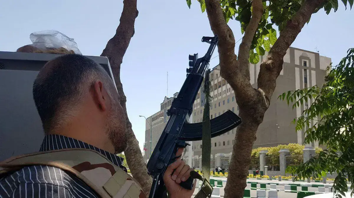 איש ביטחון מחוץ לפרלמנט של איראן, טהראן, אחרי תקרית הירי, 7 ביוני 2017 איש ביטחון מחוץ לפרלמנט של איראן, טהראן, אחרי תקרית הירי, 7 ביוני 2017