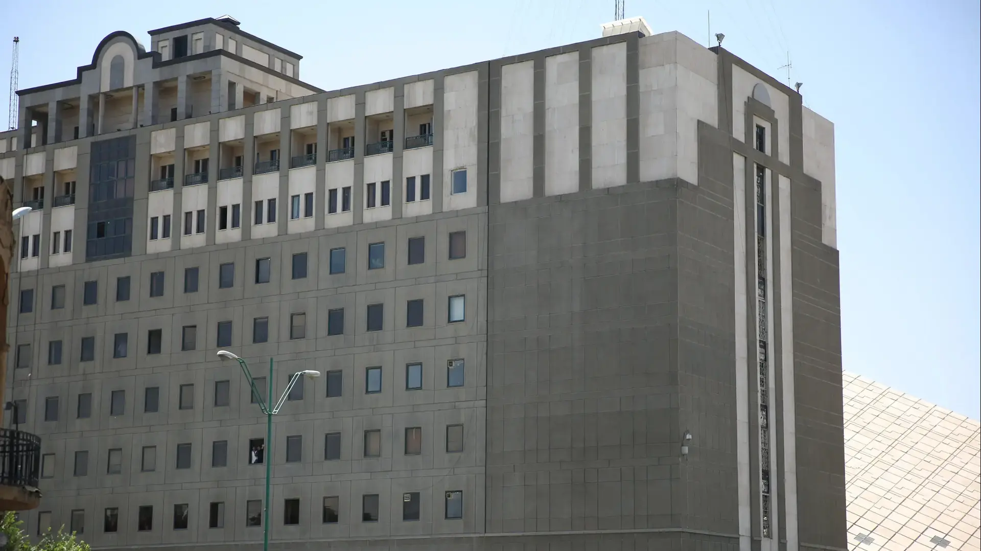 בניין הפרלמנט האיראני במהלך ארועי הירי 7 ביוני 2017 בניין הפרלמנט האיראני במהלך ארועי הירי 7 ביוני 2017