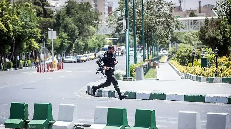 אנשי כוחות הבטחון האירניים רצים בזמן מתקפת הירי בטהרן, 7 ביוני 2017