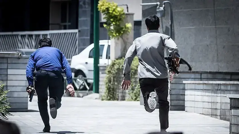 אנשי כוחות הבטחון האירניים רצים בזמן מתקפת הירי בטהרן, 7 ביוני 2017 אנשי כוחות הבטחון האירניים רצים בזמן מתקפת הירי בטהרן, 7 ביוני 2017