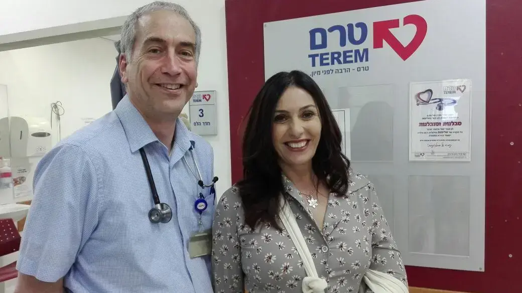 ד"ר טד זלוט מומחה ברפואה דחופה במיון 'טרם' ומירי רגב לאחר שטופלה 7 ביוני 2017 ד"ר טד זלוט מומחה ברפואה דחופה במיון 'טרם' ומירי רגב לאחר שטופלה 7 ביוני 2017