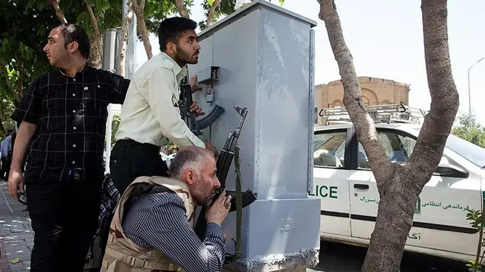 אנשי כוחות הבטחון האירניים רצים בזמן מתקפת הירי בטהרן, 7 ביונ י 2017 אנשי כוחות הבטחון האירניים רצים בזמן מתקפת הירי בטהרן, 7 ביונ י 2017