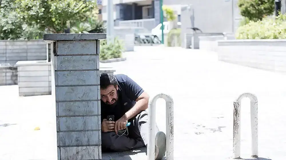איש כוחות הבטחון האירניים רצים בזמן מתקפת הירי בטהרן, 7 ביונ י 2017 איש כוחות הבטחון האירניים רצים בזמן מתקפת הירי בטהרן, 7 ביונ י 2017