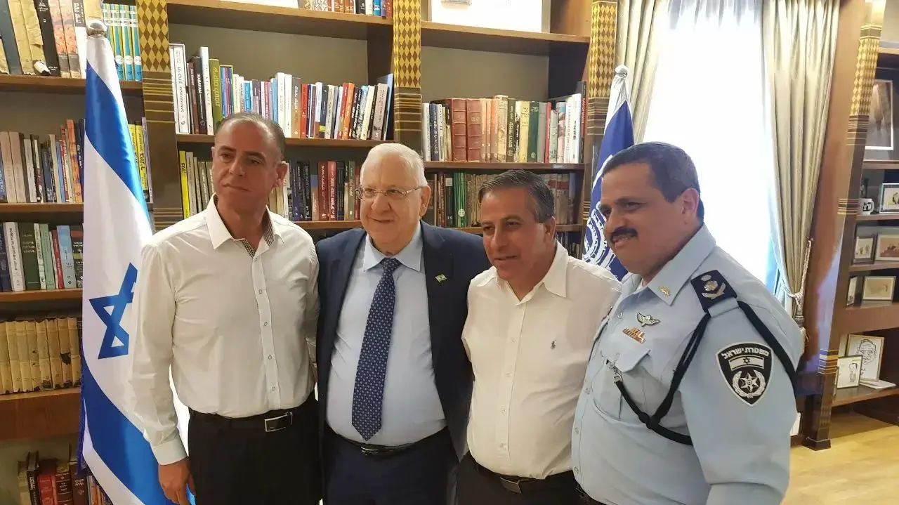הנשיא ראובן ריבלין בפגישה עם מפכ"ל המשטרה רוני אלשיך וראש עיריית כפר קאסם עאדל בדיר בבית הנשיא, 7 ביוני 2017 הנשיא ראובן ריבלין בפגישה עם מפכ"ל המשטרה רוני אלשיך וראש עיריית כפר קאסם עאדל בדיר בבית הנשיא, 7 ביוני 2017