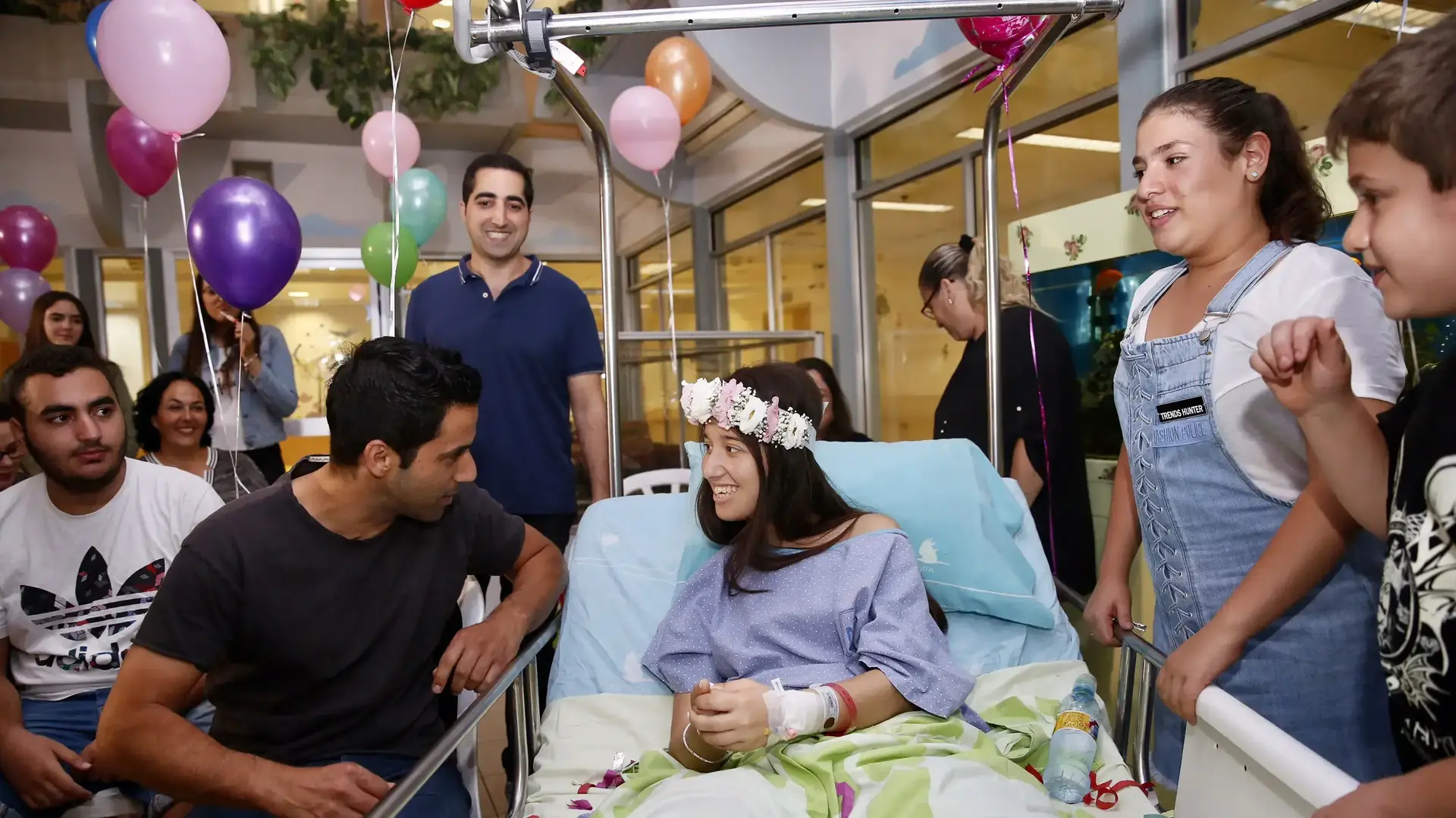מסיבת הפתעה לעמית דניאל שנפצעה בהתהפכות רכב בראשון לציון וחברתה נהרגה, אסף הרופא, 7 ביוני 2017 מסיבת הפתעה לעמית דניאל שנפצעה בהתהפכות רכב בראשון לציון וחברתה נהרגה, אסף הרופא, 7 ביוני 2017