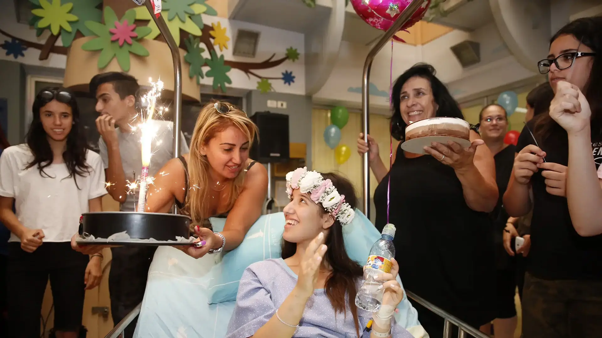 מסיבת הפתעה לעמית דניאל שנפצעה בהתהפכות רכב בראשון לציון וחברתה נהרגה, אסף הרופא, 7 ביוני 2017 מסיבת הפתעה לעמית דניאל שנפצעה בהתהפכות רכב בראשון לציון וחברתה נהרגה, אסף הרופא, 7 ביוני 2017