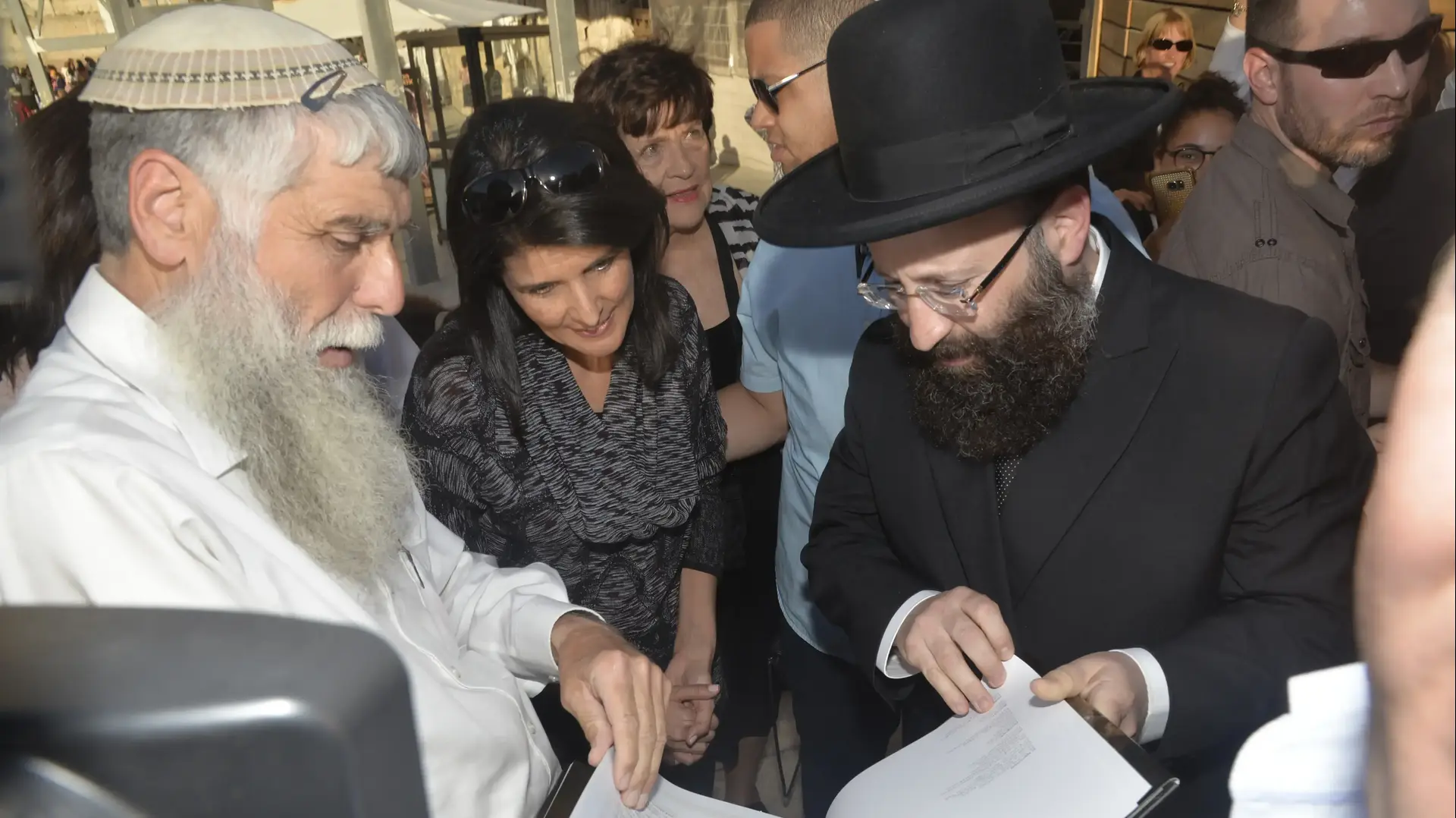 שגרירת ארה"ב באו"ם ניקי היילי בביקור בכותל המערבי, 7 ביוני 2017 שגרירת ארה"ב באו"ם ניקי היילי בביקור בכותל המערבי, 7 ביוני 2017